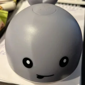 Ricevuto Flashing Whale Sprinkler Bath Toy dal cliente N***j.