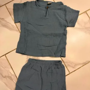 Ricevuto set di abbigliamento in cotone per bambini, T-Shirt e shorts, dal cliente M****n.