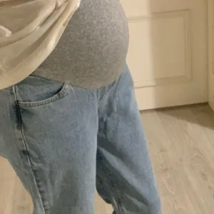 Ricevuto Jeans Premaman Over Bump Pantaloni Gravidanza dal cliente U*****a.