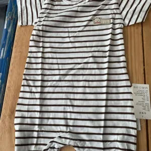 Ricevuto Baby One-Piece Short Sleeve Romper dal cliente L*****u.